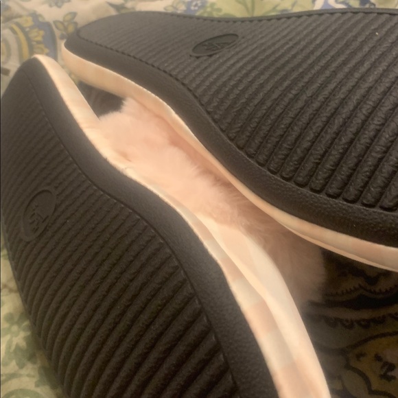 Victoria's Secret Soft Pink Slippers - Picture 3 of 4